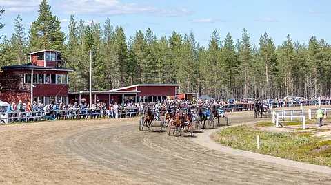 Kurtakon raviradan aidan varrella kesäravitapahtumaa seurasi runsaslukuinen yleisö.
