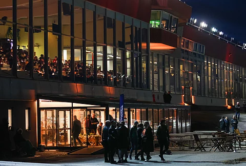 Turun raviradan katsomorakennus pysyy tänä perjantaina pimeänä.