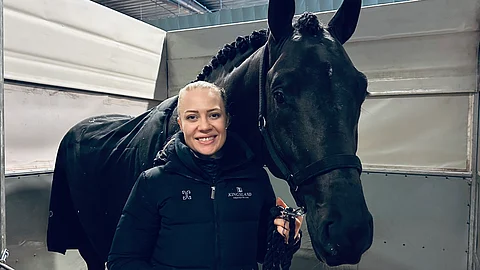 Merita Hagren ja luvat saanut Helgstrandin nuori ori Parero. 