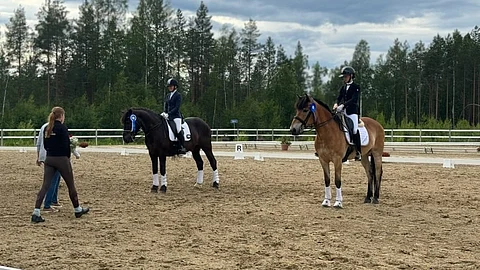 Nina Vilen (vas.) ja Pinja Kolehmainen palkintojenjaossa. 
