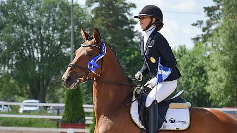 Heidi Tauriainen ja Solbackan tamma Golden Loma. Stall Solbacka voitti myös parhaan ratsastuskoulun tittelin. 