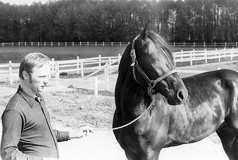 Stig H. Johanssonin saapuminen ohjastamaan Loviisaan uutisoitiin Hevosurheilussa näyttävästi. Kuvassa hän esittelee valmennuskeskuksessaan silloista ykkössarjalaistaan First Boyta.