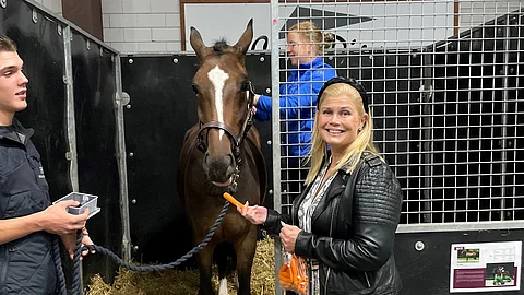 Sanna Backlund syöttelee Peelbergenin huutokaupassa myymälleen Zoycelle hyvästiksi viimeiset porkkanat. 