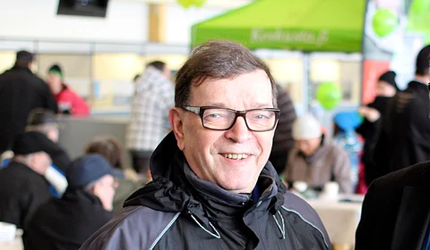 Paavo Väyrynen osti ratsastuskeskuksen pohjoisesta. 