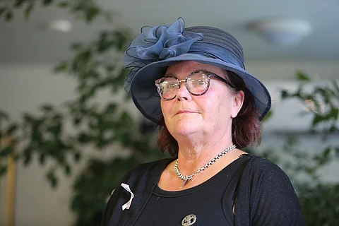 Ratsastuskilpailujen stewardin asu on tyylikäs, mutta käveltyjä kilometrejä työpäiviin kertyy.  Ja paljon vastuuta. 