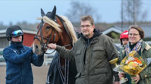 Ravihevonen Wolt, hoitaja Chloe Pettersson, omistaja Pekka Lillbacka ja hänen puolisonsa Emilia Levula Turussa 7.10.2023 