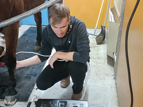 Valtteri Lintula työn touhussa.