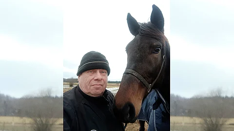 Tapio Vanhanen ja tallin tämän hetken menestyshevonen Frida Grain kotimaisemissa. 