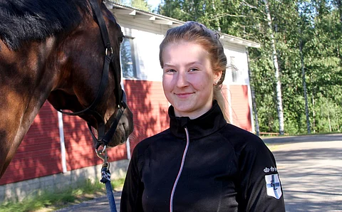 Kenttäratsastaja Lotta Lamberg aloittaa tallinpidon Osarassa. 