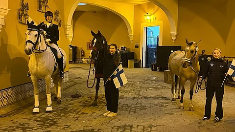 Matilda Schmechel, Peppi Kokko ja Iida-Sofia Alasuutari Jerezin kisamaisemissa. 