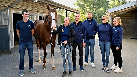 Vuoden 2024 ATG Talangit Victor Lyck, Christoffer Roberts, Jimmy Dahlman, Josefine Ivehag ja Tamara Skutnabb kävivät vierailulla aikaisemmin ohjelmassa mukana olleen Nina Lensvikin (toinen vasemmalta) tallilla. 