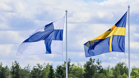 Suomen lippu ja Ruotsin lippu