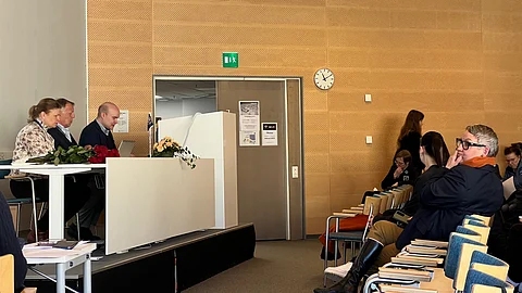 SRL:n kevätkokousta puheenjohti Håkan Wahlman. Hänen molemmin puolin Kaisa Kähö ja Jukka Koivisto ja salin puolella puheenjohtaja Marjukka Manninen. 