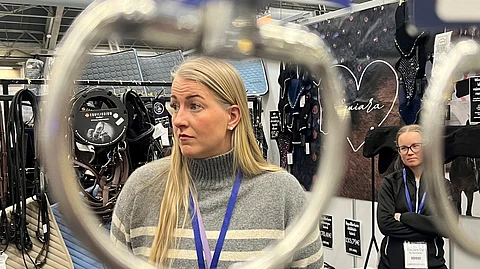 Janina Kulmala sovittaa ammatikseen kuolaimia. 