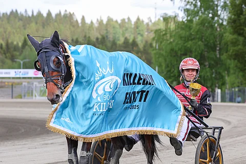Lightning Stride oli pysäyttämätön Killerin Eliitissä. Santtu Raitala joutui kuitenkin ottamaan ohituskaistan käyttöön päästäkseen seremoniapaikalle.