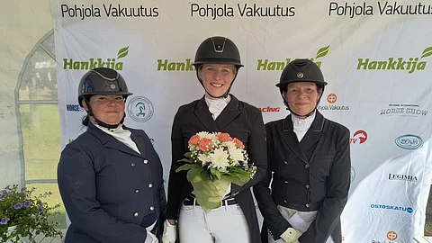 Pohjola Grand Tourin osakilpailun kärkikolmikko: Kristiina Purdy (vas.), Kati Kallio (keskellä) ja Elina Westerlund (oik.). 