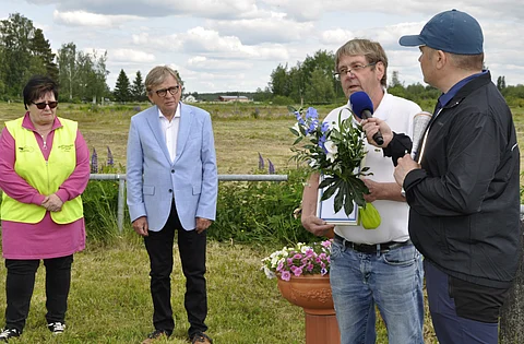 Kauhavan Ravirata Oy:n hallituksen puheenjohtaja Maria Mäkipelkola ja Suomen Hippoksen hallituksen jäsen Esa Nuottivaara luovuttivat ansiomerkin Seppo Kankaalle.