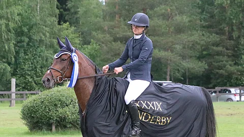 Essi Horttanainen ja Diamante de Dragon palkintojenjaossa. 