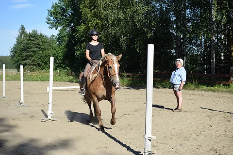 Siiri Nikkilä ja Aika Mainio Aino (Igor Kuu - Hennylän Onni) harjoittelemassa pujottelua  WeFi ry:n varapuheenjohtajan Jaana Teräsaho-Haraisen kanssa .

