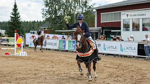 Paletin Liekki uusi finaalivoittonsa Myrkyssä.  Taustalla laukkaava Jussi Tapani ja Koomikko kirivät kakkosiksi. 