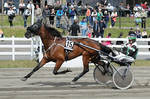 Juha-Pekka Kavander Amour Avengerin ohjissa.