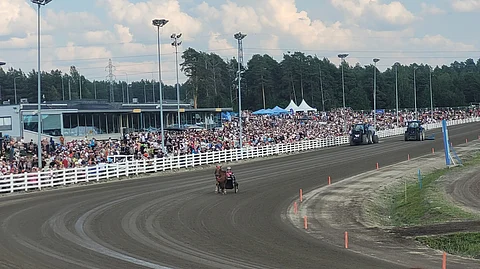 Oulun Kuninkuusravit 2025 yleisöä ja Jockas Rita