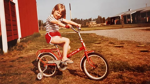 Mari Leinonen valmistautui jo 4-vuotiaana Poni-merkkisellä pyörällään raviuraansa, sillä pyörällä pääsi kätevästi lähimmille ravitalleille.