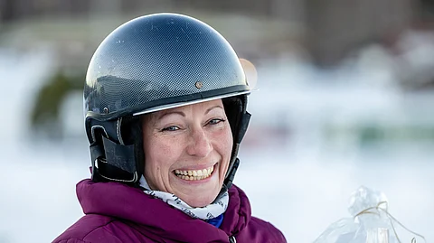 Mari Leinonen BWT Keeponrunningin voittoseremonioissa maaliskuussa Kuopiossa.