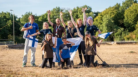 Suomen jouskarijoukkue. Vasemmalta ylhäältä Eelis Lummaa, Jenni Tommila, Valtteri Männikkö, Anna Minkkinen, Jenny Teerikangas ja Tanja Salminen.
Alarivissä juniorit Ronja Fernandez, Aatos Lummaa ja Aava Ruotanen. 