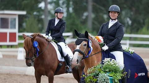 Minttu Kauniskallio ja Savelan Puistotäti palkintojenjaossa. 