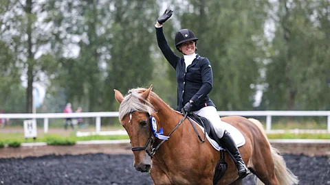 "Valekro Hevonen on siitä erikoinen, ettei se koskaan väsähdä", ratsastaja Kristiina Raudnagel kertoo. 