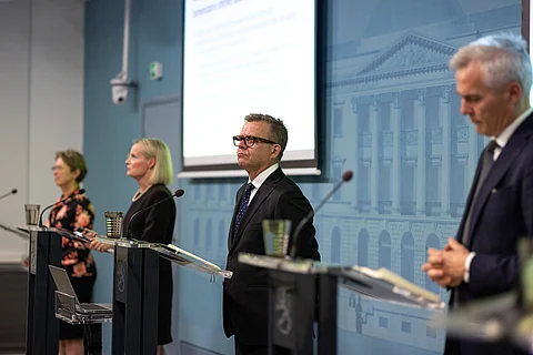 Hallitus kertoi pitävänsä kiinni tavoitteestaan taittaa velkasuhteen kasvu vuonna 2027 ja päätti miljardin euron sopeutustoimista. Kuvassa Sari Essayah, Riikka Purra, Petteri Orpo ja Anders Adlercreutz.