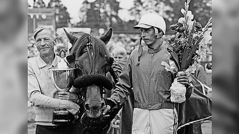 Tapio Perttunen ja elämänsä suunnan muuttanut hevonen Hipo. Vasemmalla Tapion isä Mikko Perttunen.
