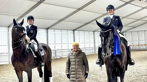 Suomalaiset Tallinnassa. Vasemmalta Peggy Högsten, Janne Bergh ja Elisabet Ehrnrooth.