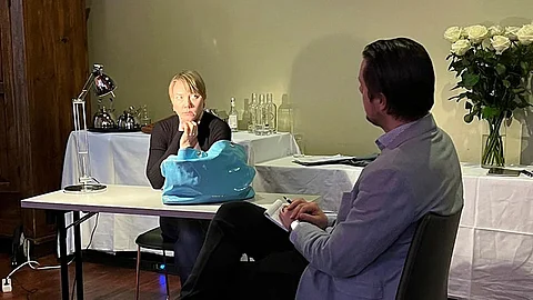 Katsojat pääsevät seuraamaan poliisikuulusteluja.