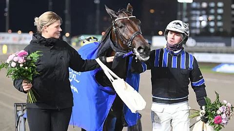 Tintarella kuului keskiviikkorivin yllättäjiin Breeders' Crownin karsinnoissa. Hevosen kanssa Hannah Matikainen ja Thomas Dalborg.