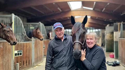 Reijo Hokkeri, 4-vuotiaiden tammojen Breeders Crownin voittaja Sahara Firebird (Googoo Gaagaa) ja Outi Kujala.