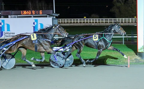 Mint Matchin (5) kyydissä Pekka Korpi piti BWT Jackpotin (1) riittävän pitkään pussissa.