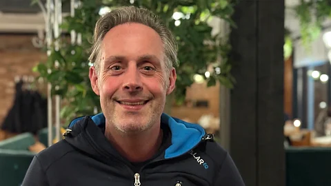 Hollantilainen kouluratsastaja Jorg van den Akker aloitti uuden elämän Suomen Lapissa.