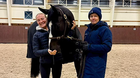 Hevosen kasvattaja Stella Hagelstam, Hagels Dresden ja uusi omistaja ja ratsastaja Jonna Aaltonen