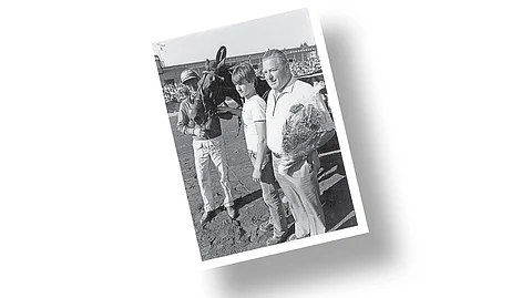 Kuva-arvoitus – tunnistatko kuvan hevosen ja ihmisen?