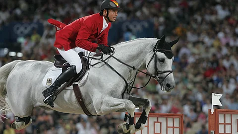 Marco Kutscherin ratsastama Cornet Obolensky Hongkongissa. 