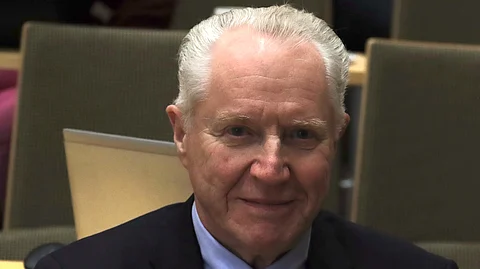 Kaj Maunula sai kultaisen ansiomerkin