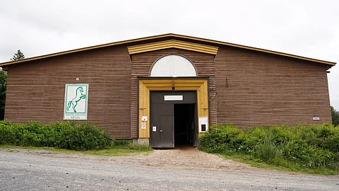 Ypäjän vanha maneesi on suojeltu Valtioneuvoston asetuksella.