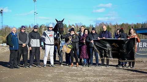 Birgitta Mangströmin omistama ja osakasvattama Hell Of A Dance voitti 4-vuotiaille Etelä-Suomen läänin alueella syntyneille lämminverisille tarkoitetun Uudenmaan Upeimman huhtikuussa.