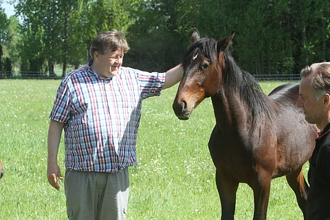 Heikki Taipale on satsannut tosissaan raviurheiluun. Kokenut Juha Siirtonen hoitaa Taipaleen tallia Enköpingissä. Kuva Harri Lind.