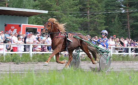 Olli Koivunen avasi päivän voittotilinsä Tuulen Ilon rattailla Vennin ajossa.