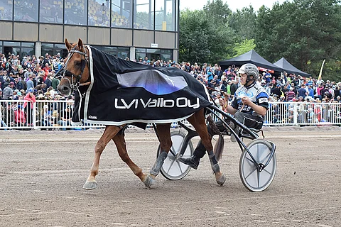 Antti Ojanperän valmentama Jokivarren Kunkku oli mailin matkan etevin ori.
