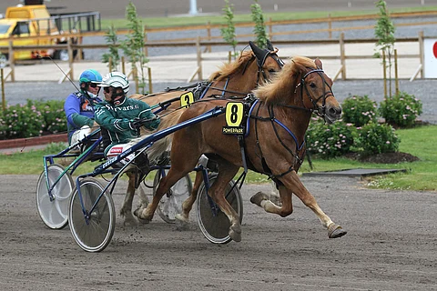 Niko Jokela ajoi Velaksia toissa kesänä Härmässä. Turussa rattaille hyppäsi Kari Venäläinen.