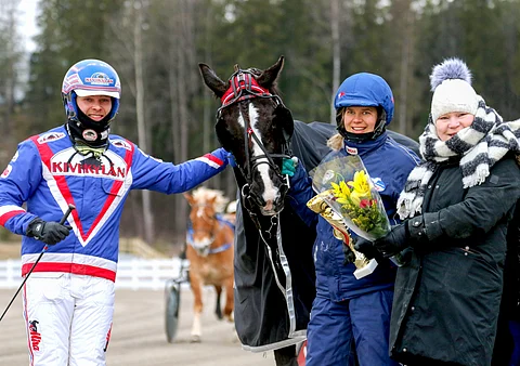 Ohjastaja Olli Koivunen, Selene Lune, hoitaja Elli Haulivuori ja omistaja Eija Tuominen ovat voittava joukkue. Kuva: Anu Leppänen